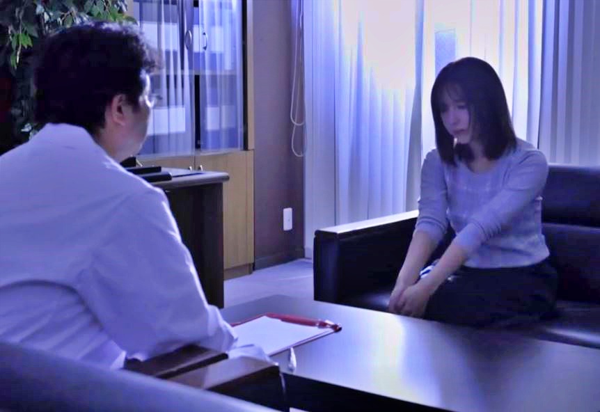 mikami-yua-review-at-an-inn-on-a-business-trip-i-accidentally-shared-a-room-with-my-boss-who-hates-sexual-harassment-a-busty-ol-who-kept-being-squid-all-night-with-an-extremely-sticky-piston-02