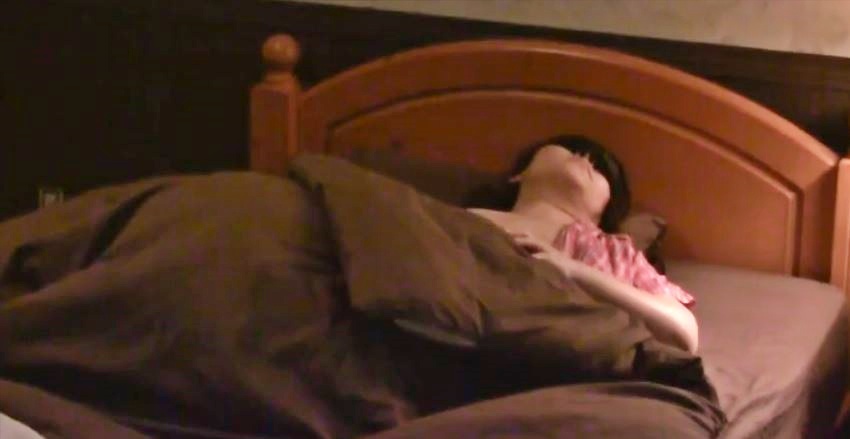 av-review-a-tense-documentary-voyeur-4-hours-that-makes-a-wife-who-hasnt-had-sex-for-over-a-year-blindfolded-play-with-other-men-02