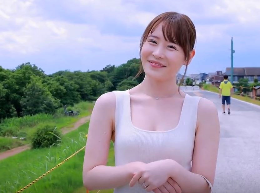 av-review-i-wanted-to-leave-something-behind-so-i-went-out-to-av-laughs-she-looks-neat-and-unexpectedly-bold-beautiful-wife-is-good-and-her-husband-secretly-makes-her-av-debut-megumi-sayaka-02